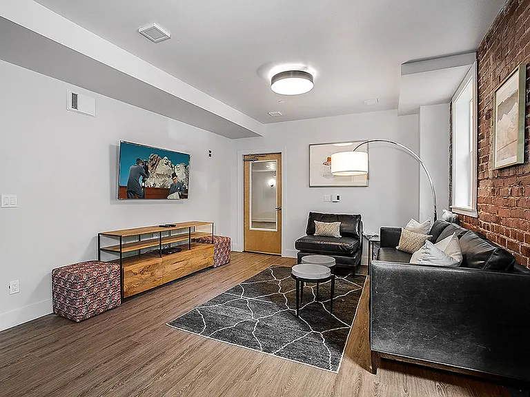 423 Terry Apartment — Photo 10