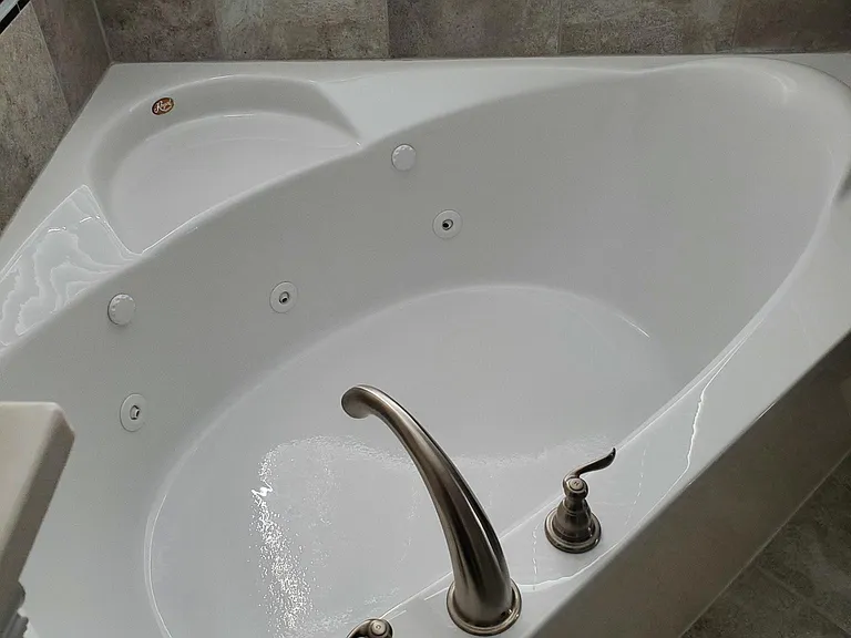 Master jetted tub
