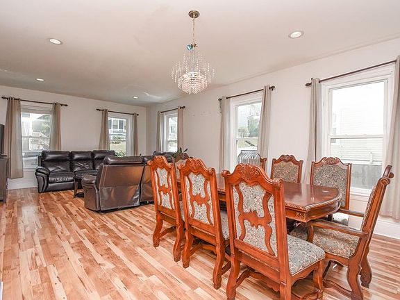 5th image of 35 Uxbridge St