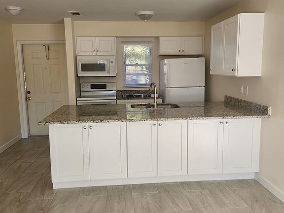 2nd image of 1925 SW Santa Barbara Pl APT 4