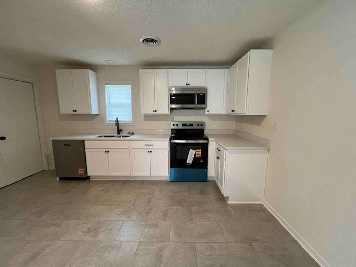 Renovated 3 Bedroom 1 Bath Home for Rent!! — Photo 4