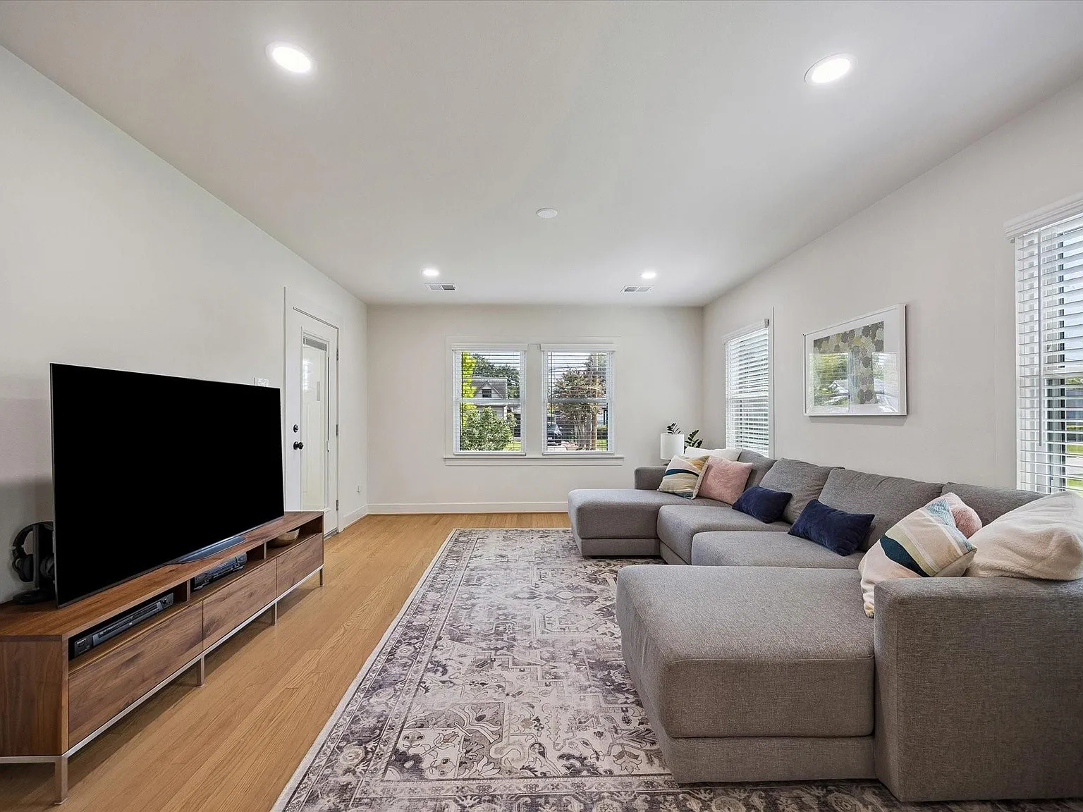 2 bed, 1.0 bath, 1188 sqft, $2,050 — Photo 3