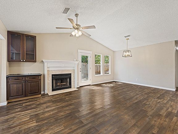 2nd image of 906 Oleander Ln