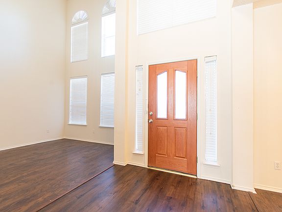 2nd image of 5905 Vineyard Ln
