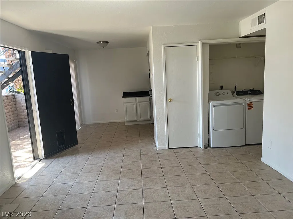 2 bed, 2.0 bath, 3744 sqft, $1,050 — Photo 3