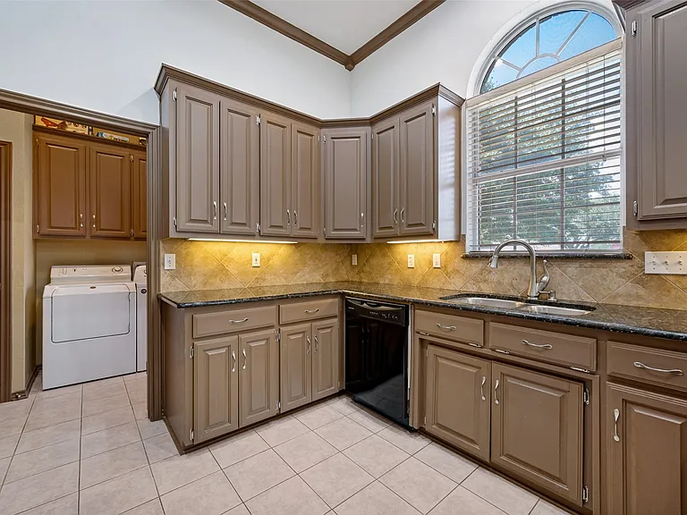 1249 Chandler Cir — Photo 10