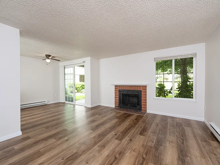 1 Bed 1 Bath W/ Patio - 740 Sq Ft 1 Bed 1 Bath W/ Patio - 740 Sq Ft