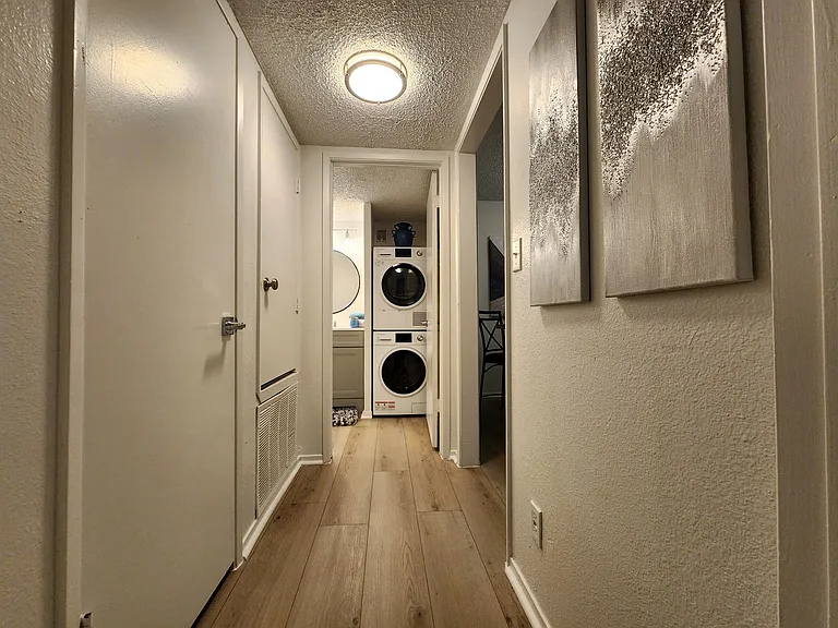Valencia Apartments — Photo 38