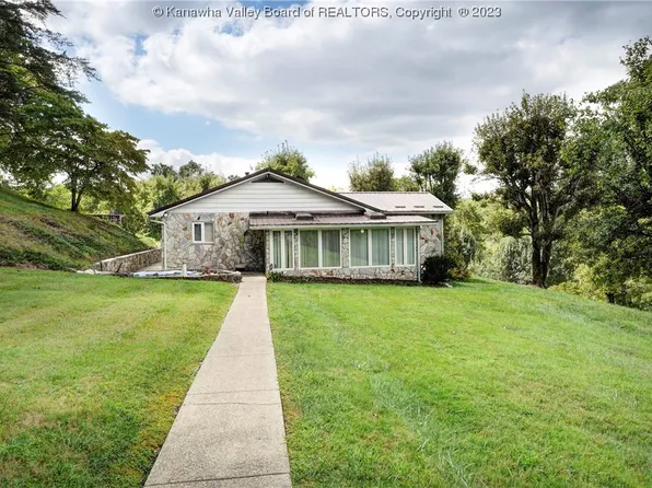 207 Cross Lanes Dr, Nitro, WV 25143