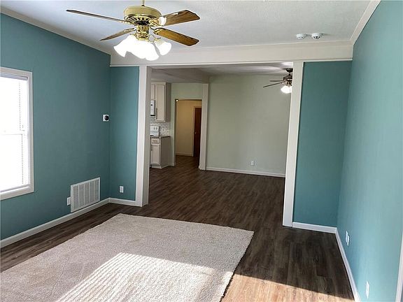 3rd image of 305 W Oak Ave