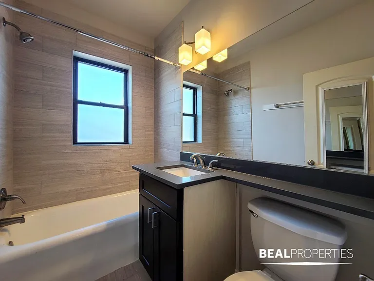 2325 N Rockwell St #B2 — Photo 12