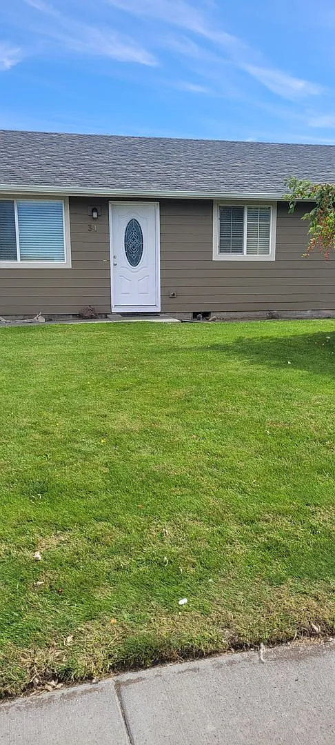 Cozy home on large lot w/fenced backyard — Photo 1
