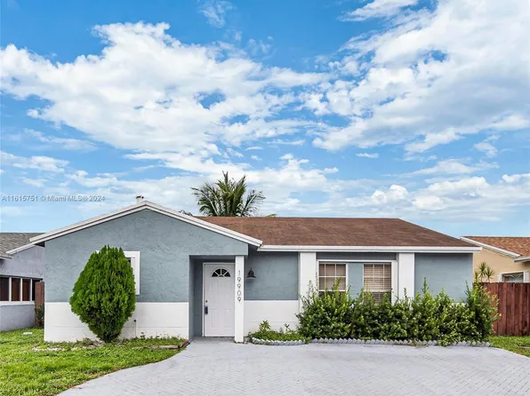 19909 NW 67th Circle Ct, Hialeah, FL 33015
