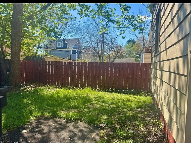 9606 Parmelee Ave — Photo 2