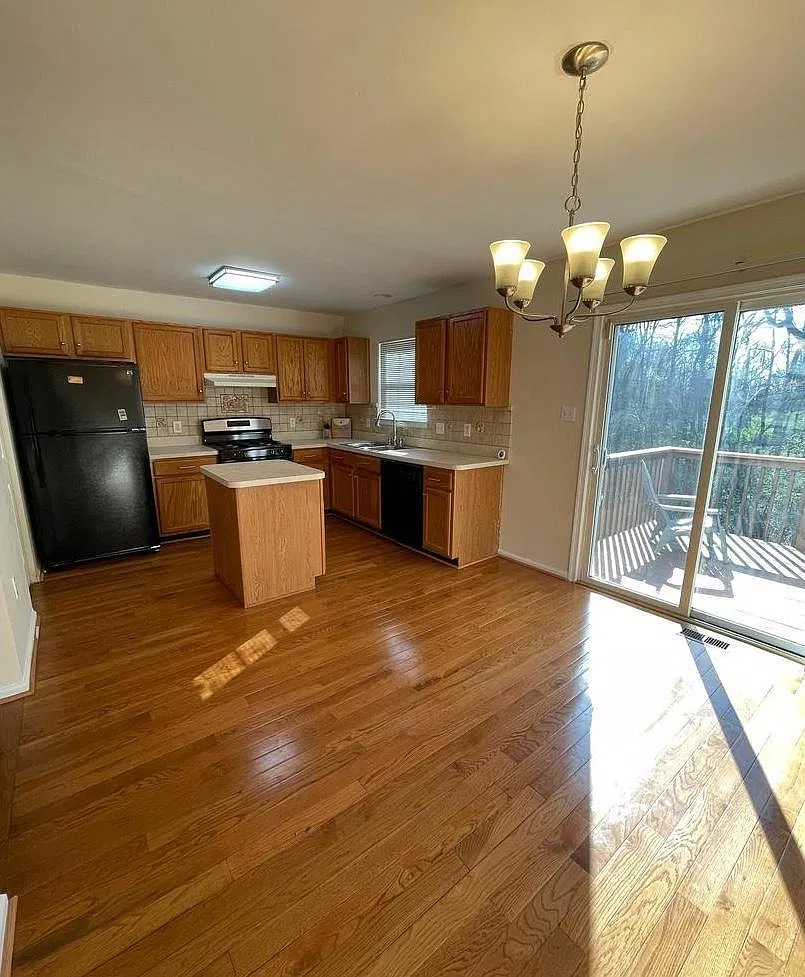 3 bed, 2.5 bath, 1650 sqft, $2,400 — Photo 4