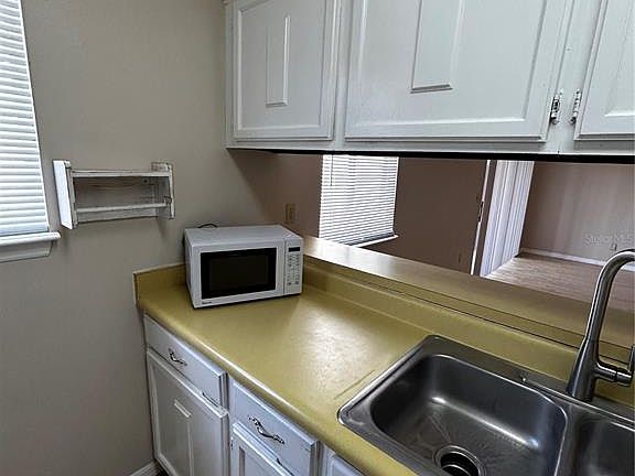 4th image of 1412 OAK PLACE #J