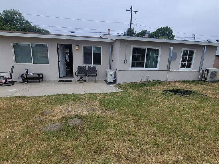 1328 Stevely Ave — Photo 4