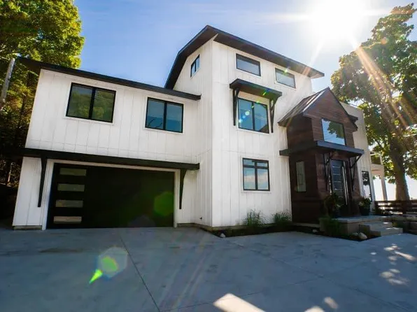 10 Grand Ave, Grand Haven, MI 49417