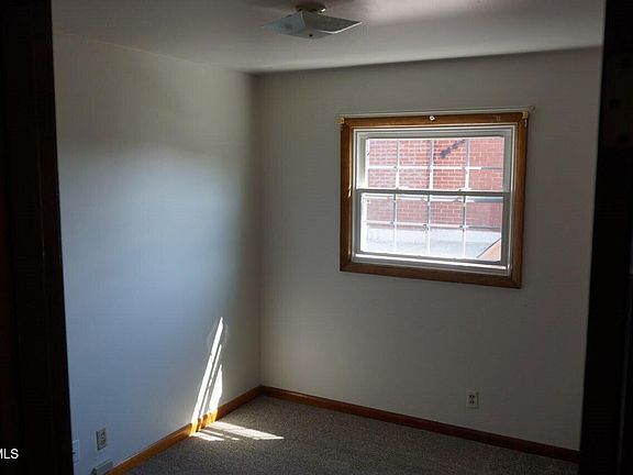 3rd image of 133 E Ravine Rd