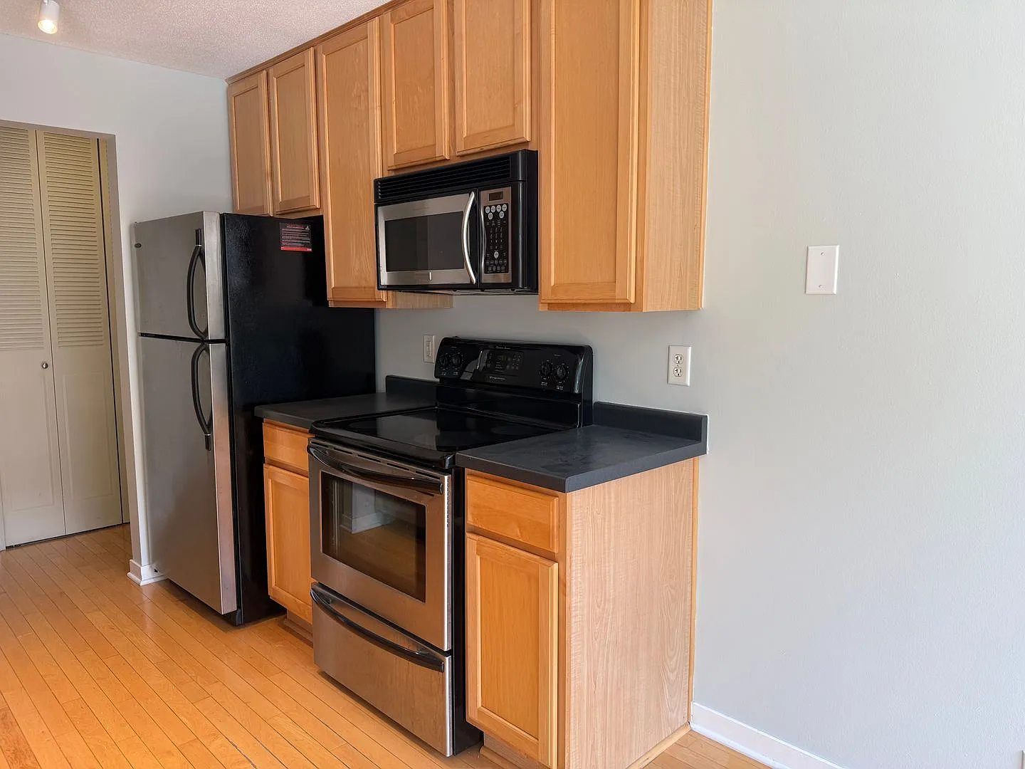 Lovely Lowry Hill 1 Bedroom Condo — Photo 3