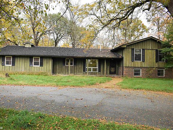 4th image of 2820 River Rd