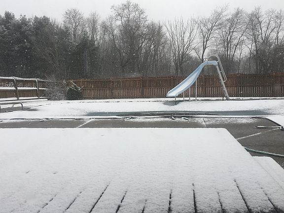 5th image of 230 Longview Cir