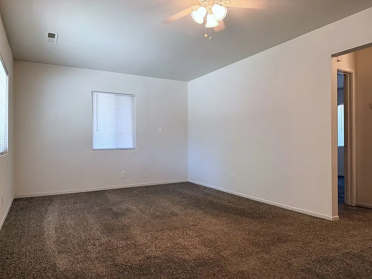 823 W 21st St — Photo 5