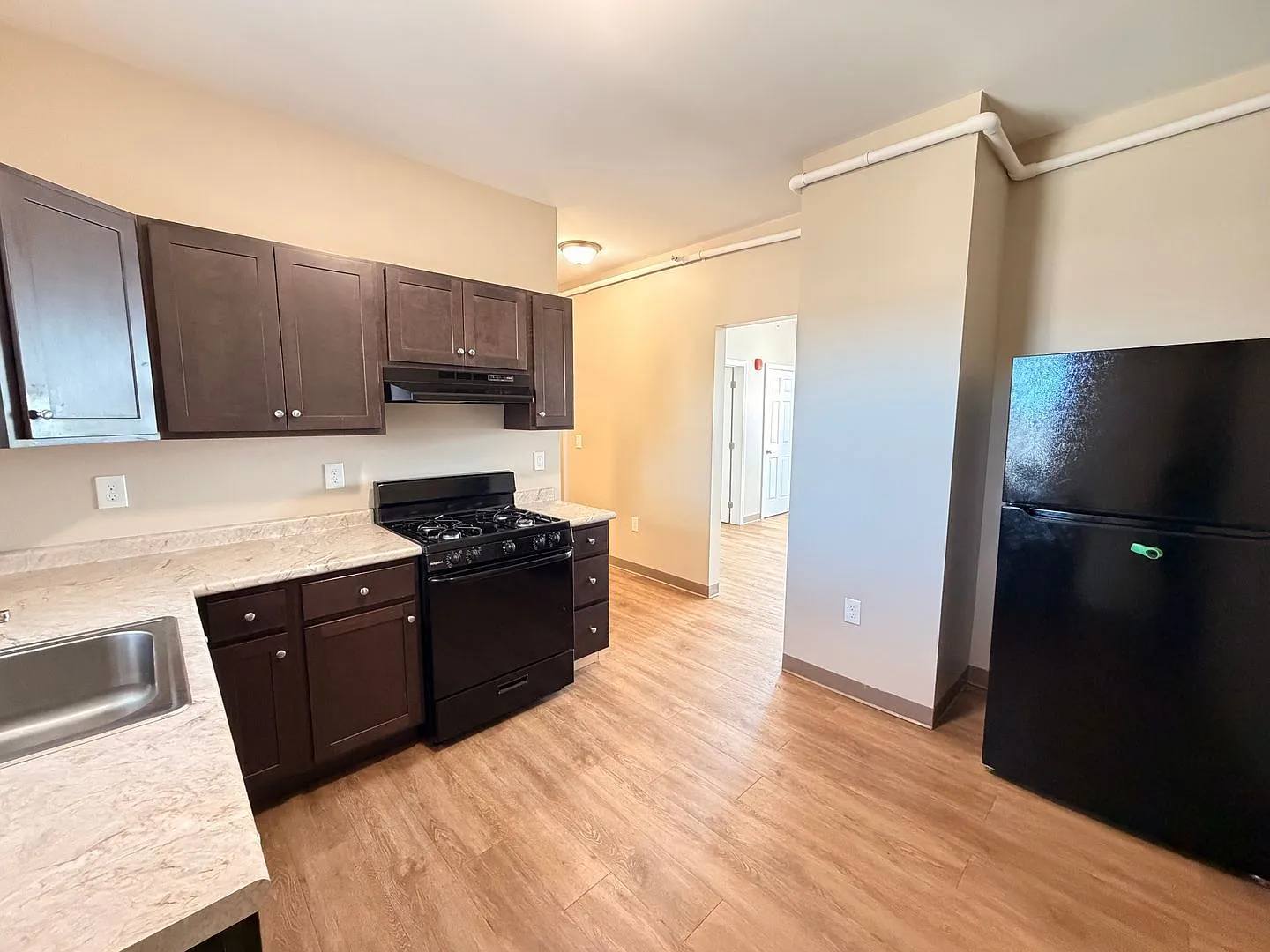 2 bed, 1.0 bath, 674 sqft, $1,695 — Photo 2