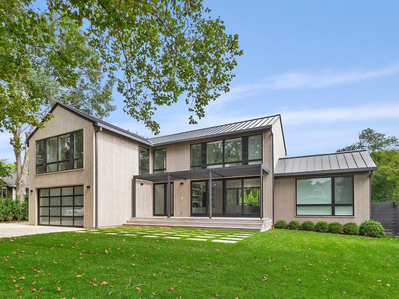 Amagansett Lanes South of the Highway - New Modern Construction — Photo 3