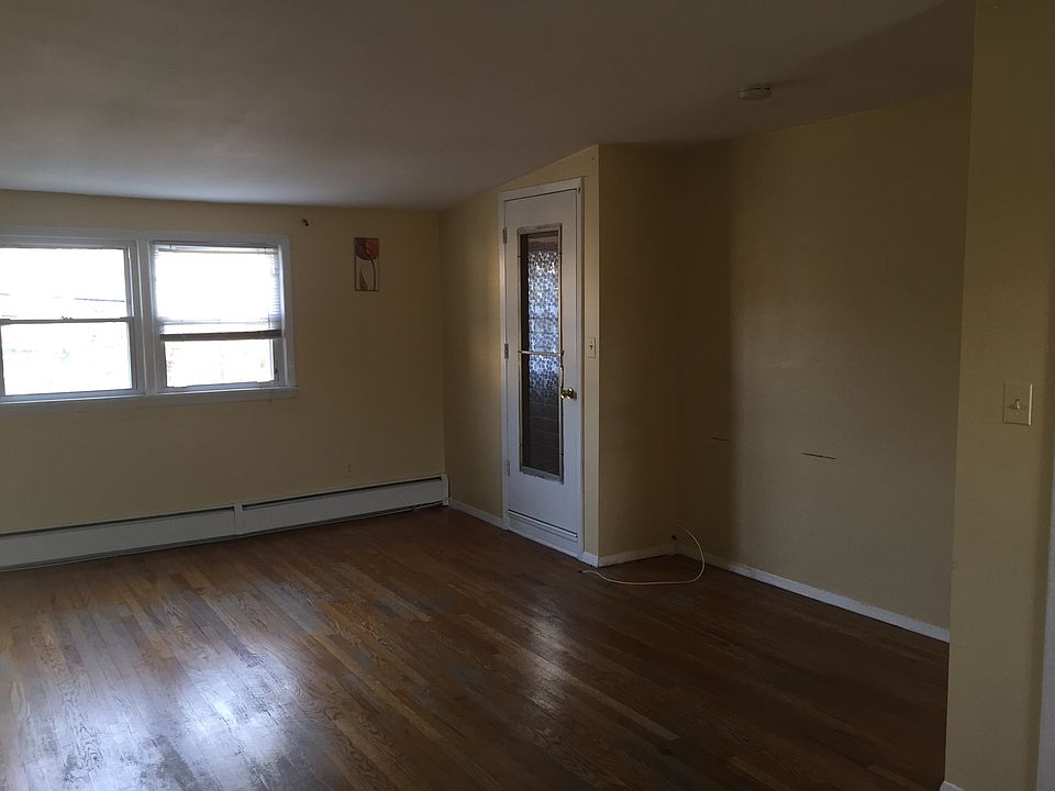 2nd image of 255 Great Neck Rd