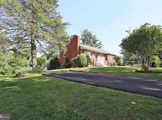 2337 Hill Pl, Falls Church, VA 22043