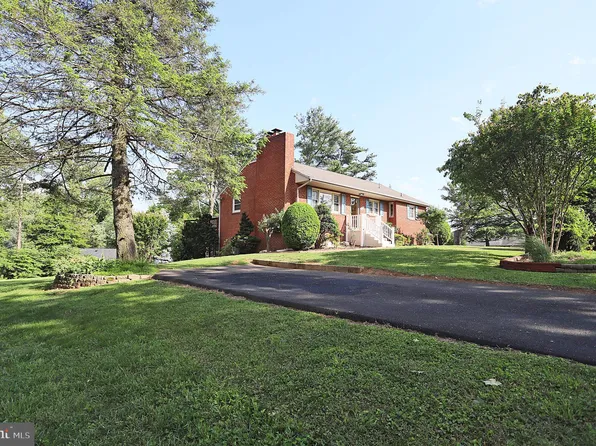 2337 Hill Pl, Falls Church, VA 22043