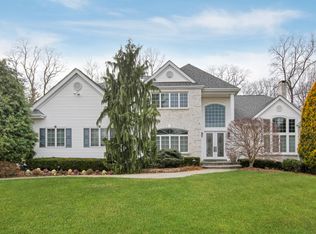 46 Hunting Hollow Ct, Dix Hills, NY 11746