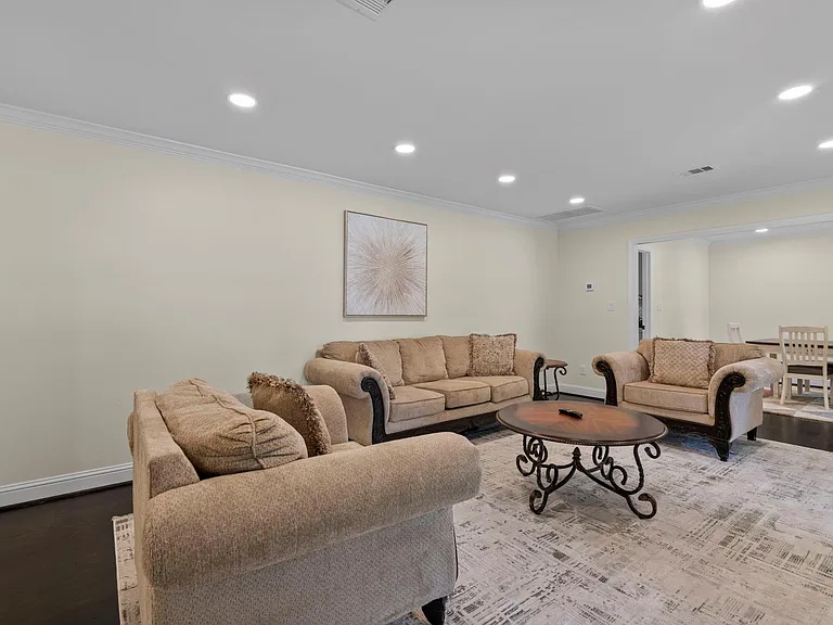 2402 Chimney Rock Rd — Photo 11