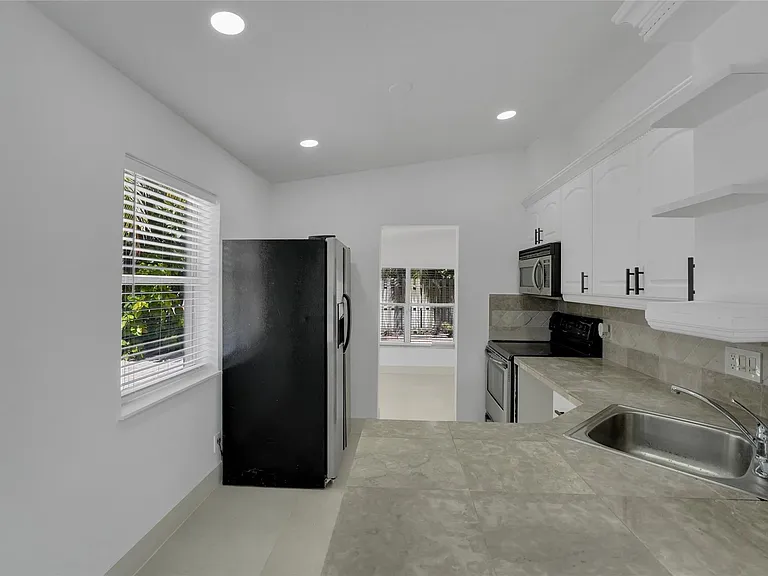 812 NE 4th Ave — Photo 22