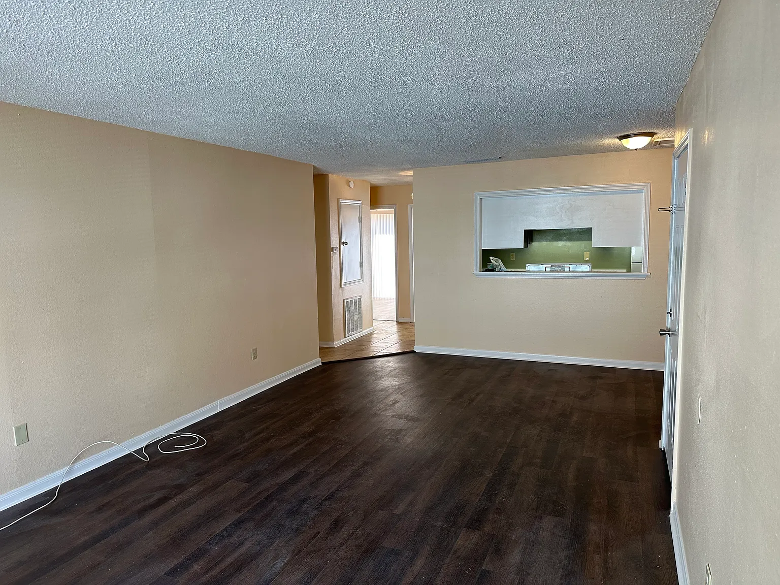 3 bed, 1.5 bath, 1400 sqft, $1,400 — Photo 2