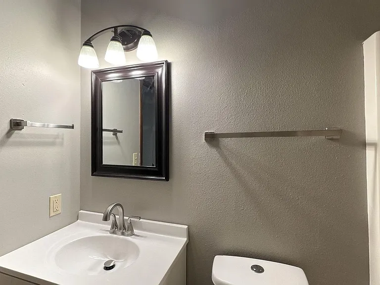 Spacious 2 Bedroom Apartment — Photo 8
