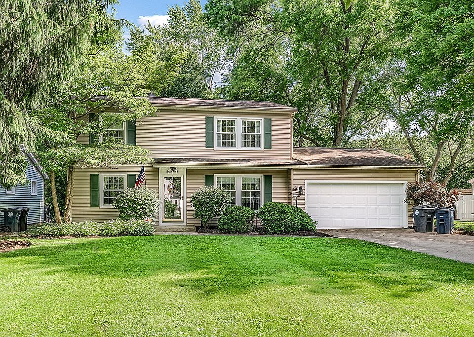1st image of 600 Megglen Ave