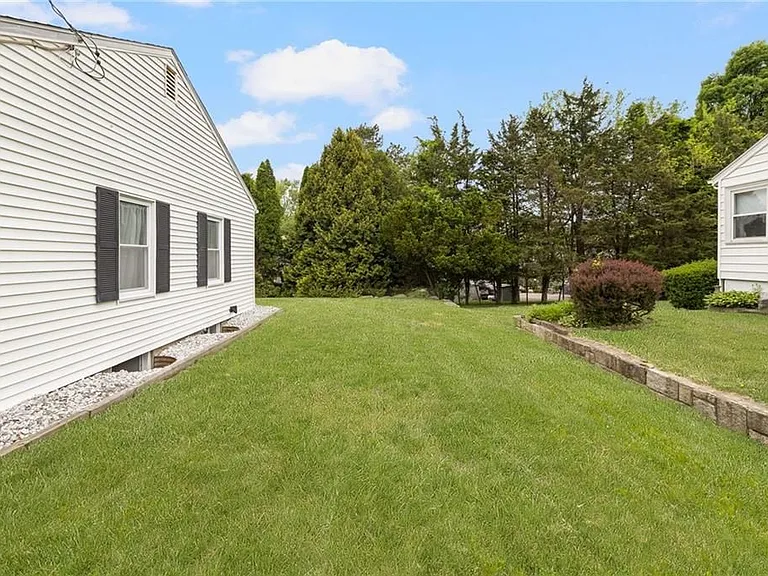 461 River Rd — Photo 2