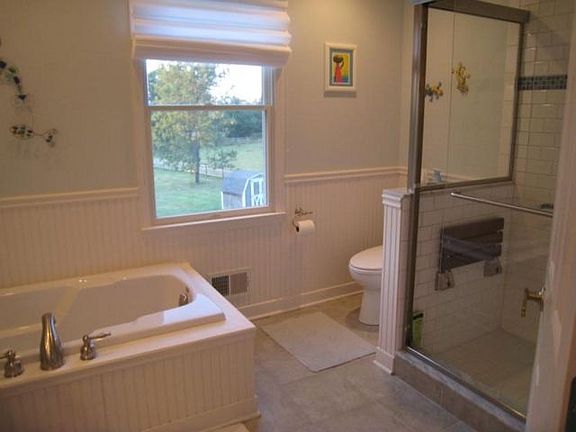 4th image of 18 Williamsburg Ct