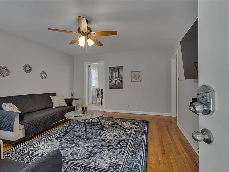 815 W Markham Ave #B — Photo 1
