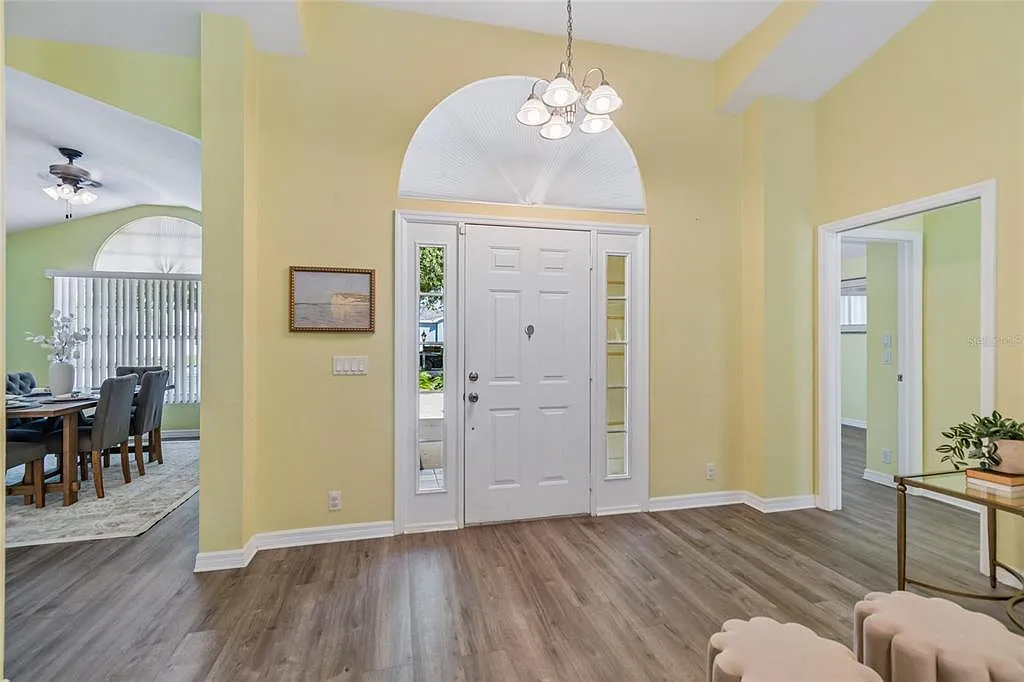 3 bed, 2.0 bath, 2318 sqft, $2,300 — Photo 4