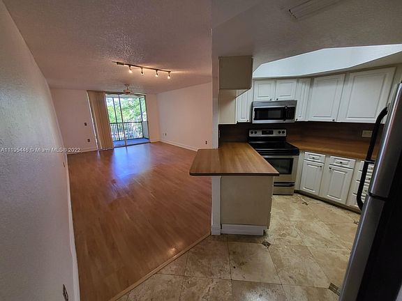 3rd image of 8225 Lake Dr APT 405