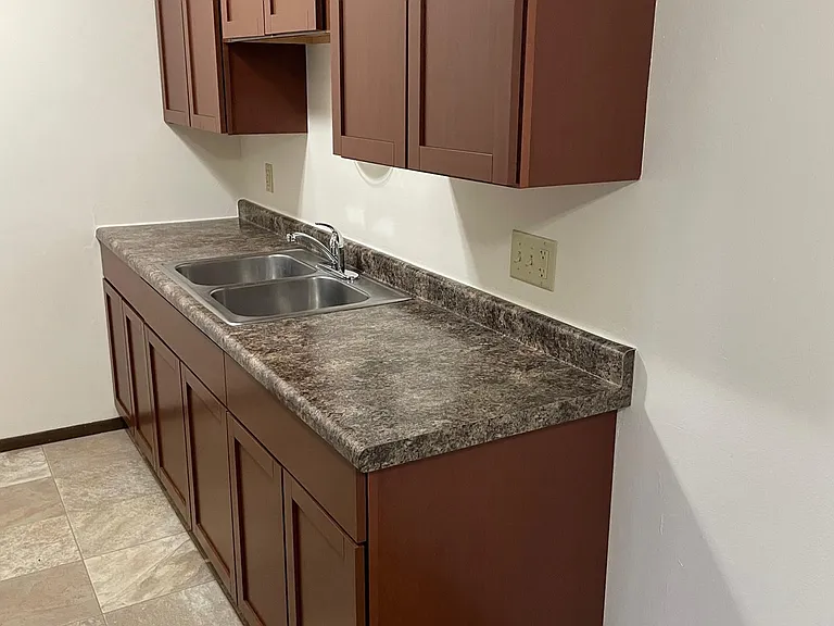 Colony Court Apartments — Photo 12