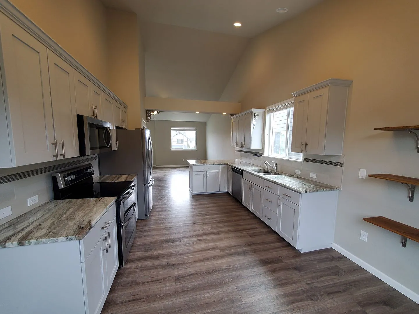 Beautiful Newer 4 Bedroom In Tahoma Terra Neighborhood! — Photo 3