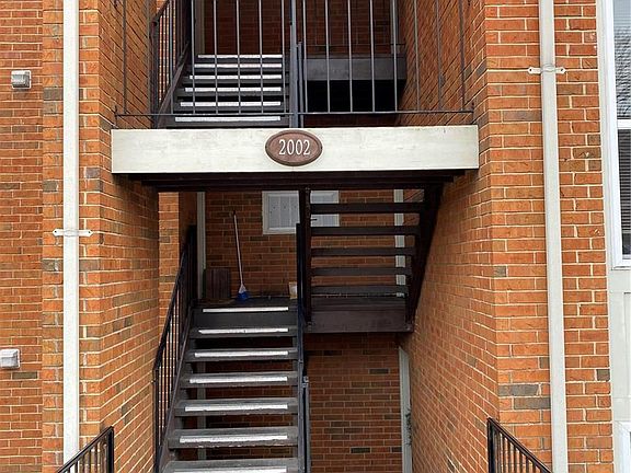 3rd image of 2002 Greenglen Dr APT 202