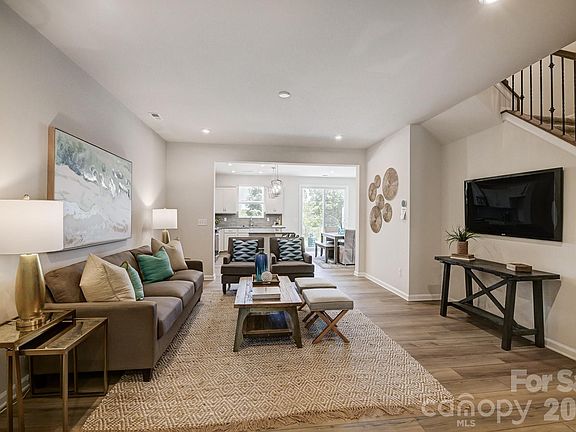4th image of 6114 Vasey St