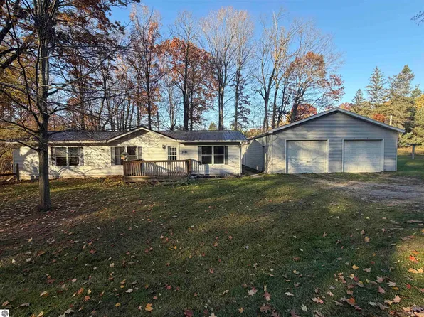 2101 E Rock Rd, Clare, MI 48617