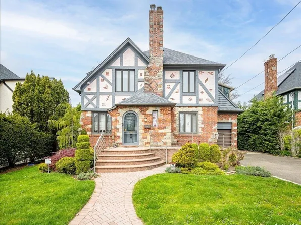 28 Reyam Road Road, Lynbrook, NY 11563