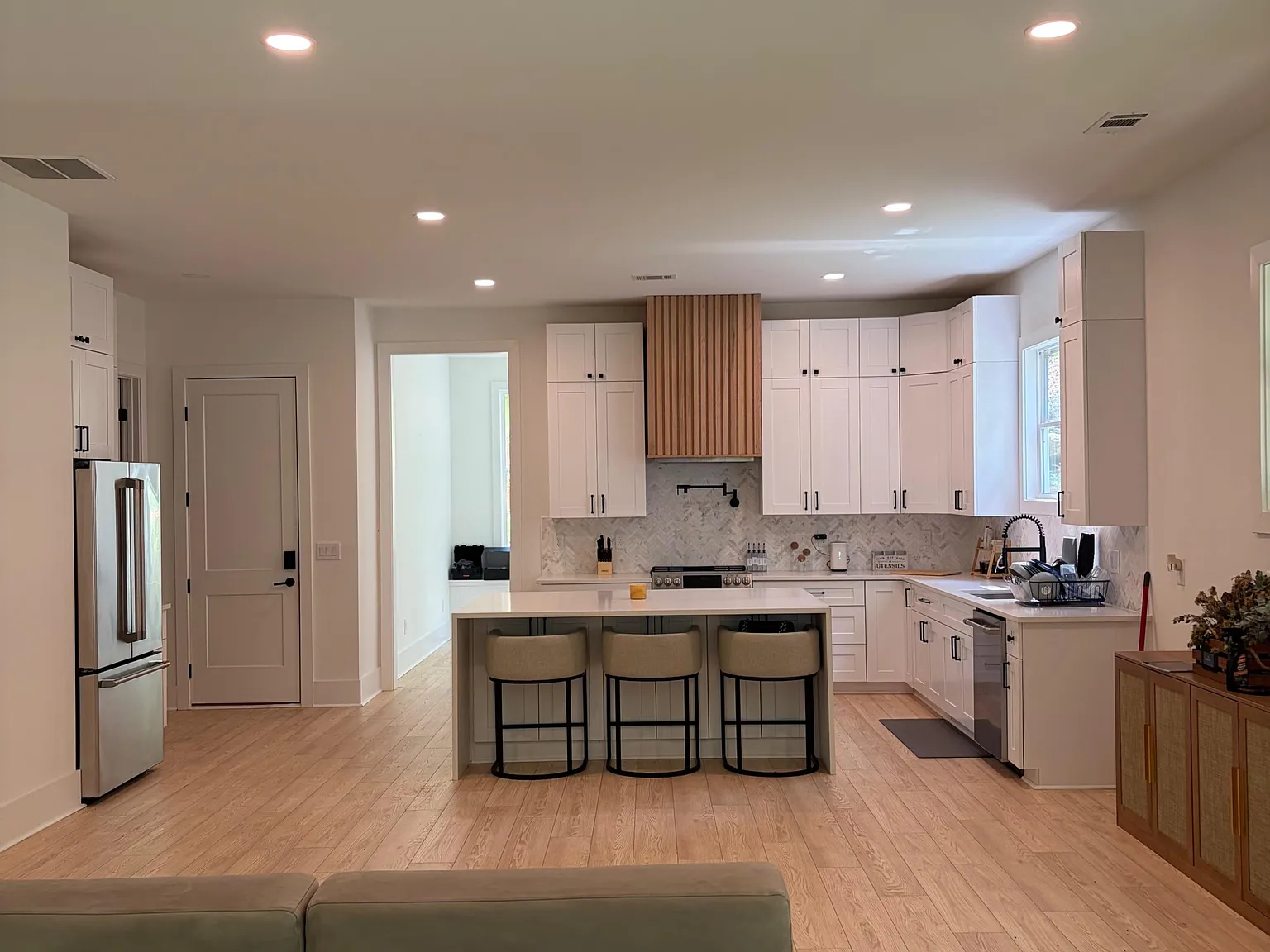 4 bed, 3.5 bath, 3600 sqft, $1,364 — Photo 2